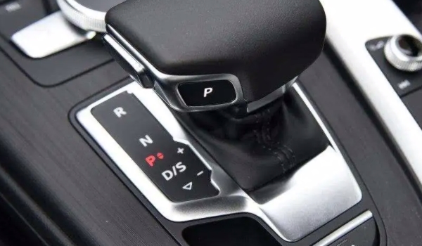 自動(dòng)擋車點(diǎn)火時(shí)應(yīng)該掛什么檔位 需要使用P檔(有效保護(hù)變速箱)