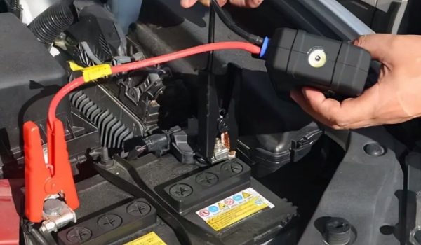 汽車怎么搭電 通過搭電線來進行搭電(從而啟動機動車輛)