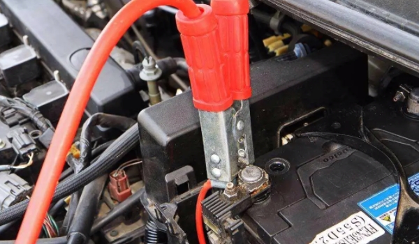 汽車怎么搭電 通過搭電線來進行搭電(從而啟動機動車輛)