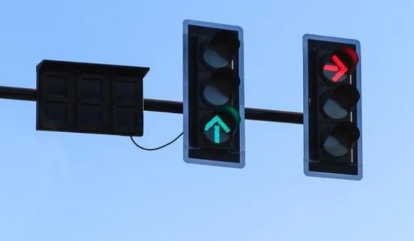 右轉紅燈右轉算闖紅燈嗎 算闖紅燈(扣6分罰款200元)