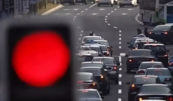 闖紅燈扣幾分罰多少錢(qián) 扣6分罰款200元(及時(shí)處理)