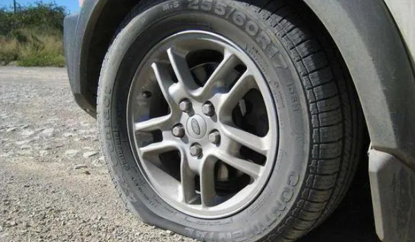 汽車(chē)輪胎扎釘子了補(bǔ)胎還是換胎 胎冠扎釘補(bǔ)胎(胎壁扎釘更換輪胎)