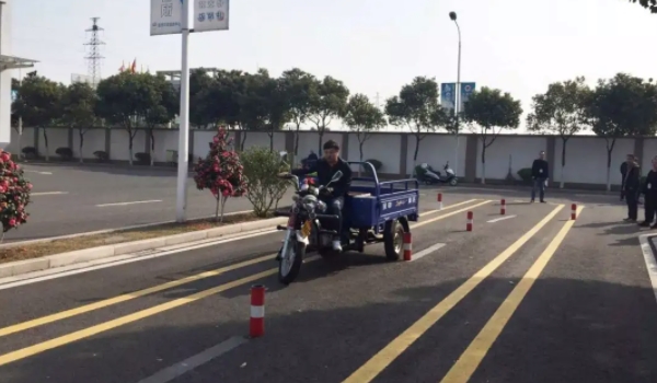 有小車駕駛證怎么考摩托車駕駛證 到駕校報考就可以(要滿足條件)