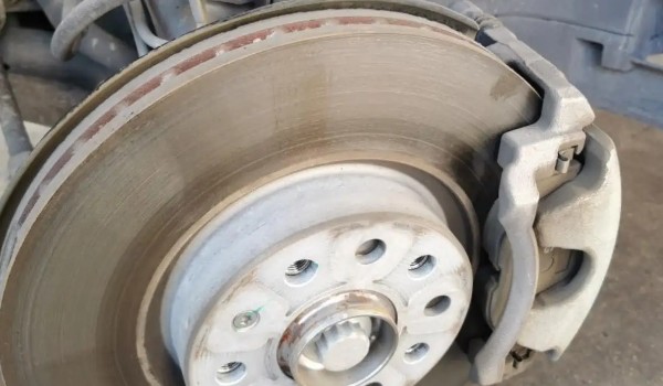 剎車變軟要踩很深才能剎住 三種原因造成(剎車片磨損嚴重)