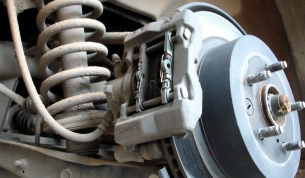 剎車變軟要踩很深才能剎住 三種原因造成(剎車片磨損嚴重)