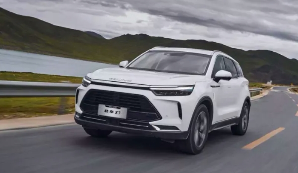 北京x7油耗 百公里的耗油量在6.8升(燃油經濟性非常的經濟)