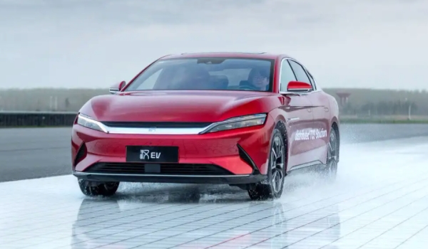 比亞迪漢和比亞迪e9哪個好 比亞迪漢好(配置更加豐富一些)