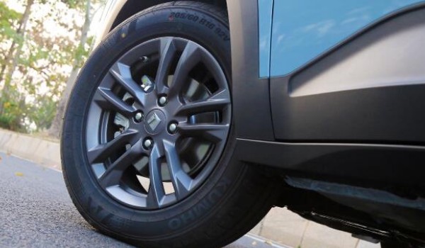 寶駿rs3輪胎規格型號 輪胎型號215/55 r17(正常胎壓2.3-2.5bar)