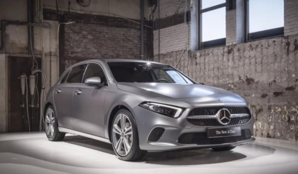 奔馳a級車型有哪些 奔馳a級車型有兩款(奔馳A180,奔馳A200L)