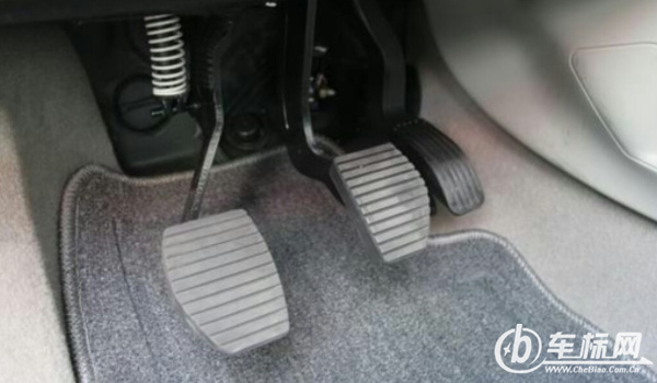 換擋時需要踩離合器嗎 需要踩下離合器踏板(避免車輛出現熄火)