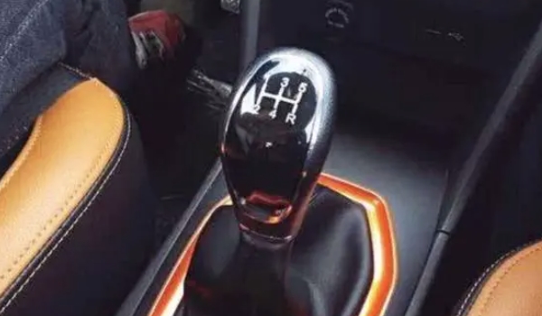 換擋時需要踩離合器嗎 需要踩下離合器踏板(避免車輛出現熄火)