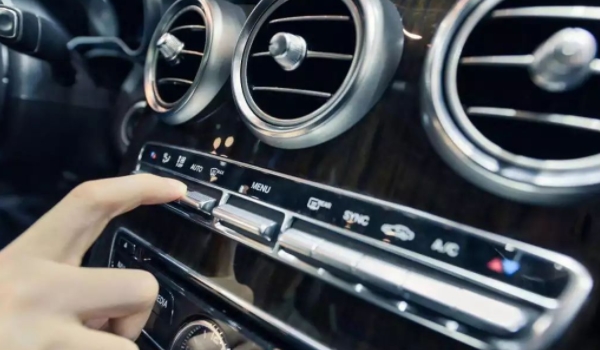 汽車停車的時候可以開空調嗎 可以使用空調(保持發動機運行)