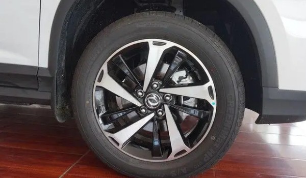 風行t5輪胎輪轂規格多少 輪胎型號215/55 r18(胎壓標準2.3-2.5bar)