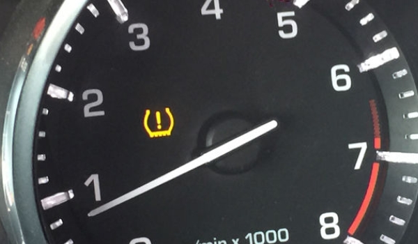 胎壓故障燈亮了還能繼續開嗎 胎壓故障燈亮了不能繼續開