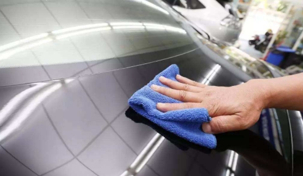 汽車車漆怎么保養 保養車漆可以粘貼車衣/打蠟/雨后及時洗車