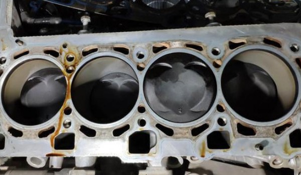 寶馬x5是幾缸發動機 四缸六缸均有(3.0t六缸發動機)