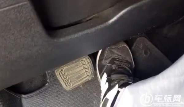 自動擋的剎車太靈敏了怎么辦 根據路況適當踩剎車(調整剎車)