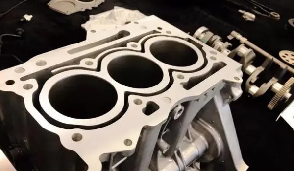 捷豹xfl發動機是什么品牌 自主研發gennum發動機(馬力達300匹)