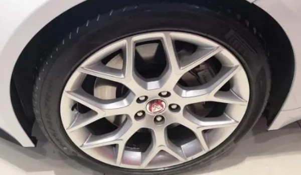 捷豹xfl輪胎型號規格是多少 輪胎型號245/40 r19(倍耐力輪胎)