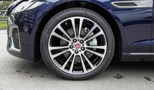 捷豹xfl輪胎型號規格是多少 輪胎型號245/40 r19(倍耐力輪胎)
