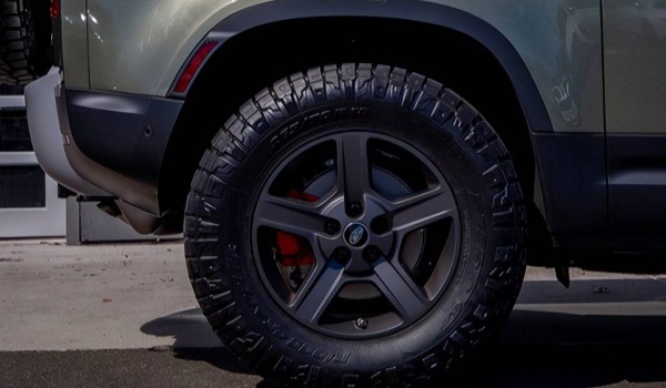 路虎衛士輪胎型號尺寸 輪胎型號275/45 r22(馬牌四季胎)