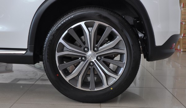 標致4008輪胎型號規格 尺寸225/55 r18(胎壓標準2.3-2.5)