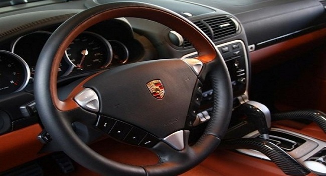 打方向盤有咯噔異響,出現異響要及時檢查維護