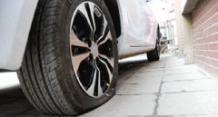 輪胎被釘子扎了補(bǔ)胎還是換胎,駕駛前要檢查輪胎和車況