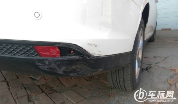 自己開車把車刮了怎么走保險 可以撥打保險公司電話（現場拍照留證）