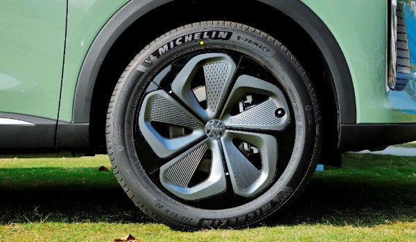 星途瑤光輪胎尺寸多大 規格為245/50 r20(胎寬245mm)