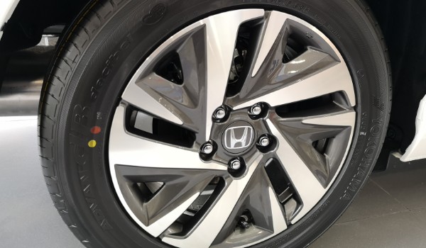 凌派原裝輪胎什么牌子 優科豪馬品牌(耐用性很高)