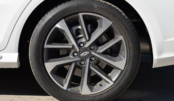 艾瑞澤8輪胎型號規格 尺寸為225/45 r18(胎寬225mm)