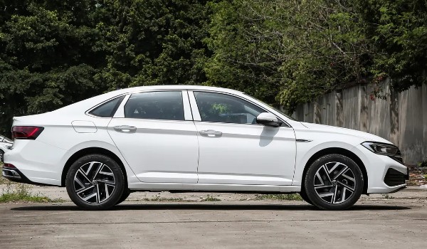 大眾速騰和豐田卡羅拉哪個(gè)好 速騰車(chē)長(zhǎng)4.7米(動(dòng)力更強(qiáng))