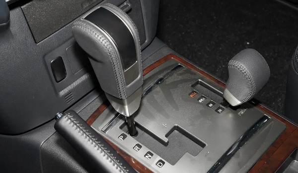 帕杰羅變速箱油多久更換 每4萬公里換一次(避免混用)