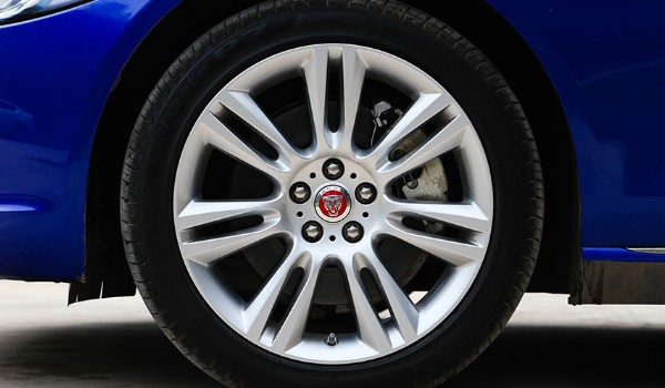 捷豹xel輪胎型號規格 尺寸為225/45 r18(胎寬225mm)