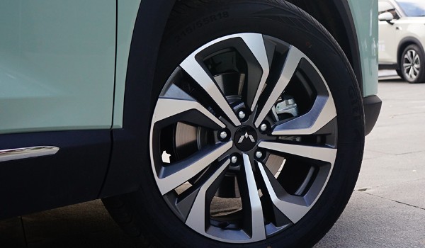 五菱星辰輪胎型號規格多少 尺寸為215/55 r17(胎寬215mm)