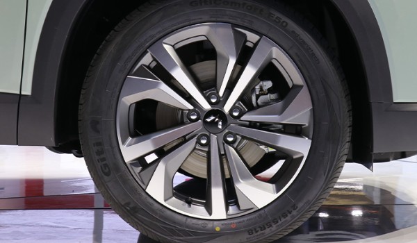 五菱星辰輪胎型號規格多少 尺寸為215/55 r17(胎寬215mm)