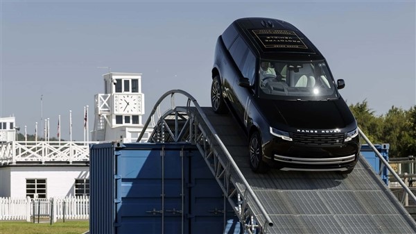 思路對了！純電路虎攬勝實車公布：和燃油版看不出什么區別