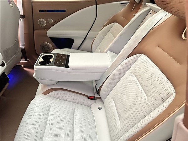 拳打理想L6腳踢問界M5 阿維塔07內(nèi)飾全曝光：拼色很豪華