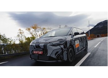 新款小鵬X9在北極冰雪路面100-0km/h急剎 穩穩剎住 封面圖