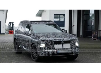 全新寶馬X7最新諜照曝光 分體式LED大燈+硬朗設計成亮點