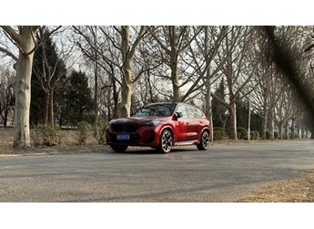 冬季的鎮邊古城  試駕寶馬X1 M35Li體驗DeepSeek智能 封面圖