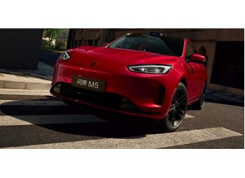 余承東首爆問(wèn)界新M5 Ultra年度新色躍影紅，高能量人生的必搭車(chē)色 封面圖