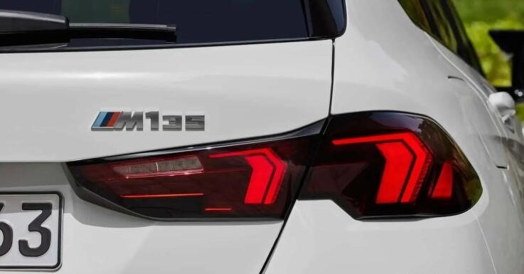 新款寶馬1系亮相，車尾徽章設計引熱議