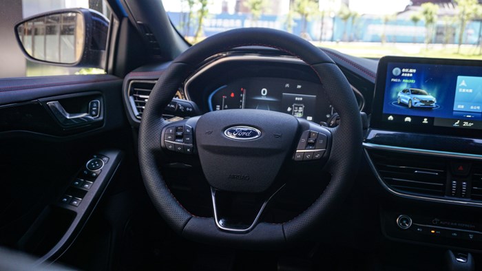 與風(fēng)為伴 試駕2022福特三廂福克斯ST-Line