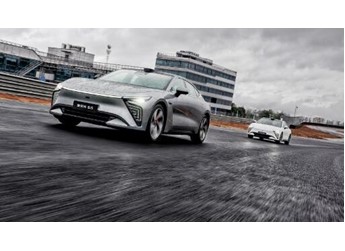 不是百萬豪車買不起，而是星紀元ES更有性價比！ 封面圖