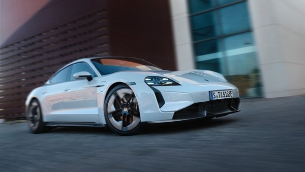 保時捷發霉車主自嘲不想要了：車內遍布霉斑 方向盤都長毛