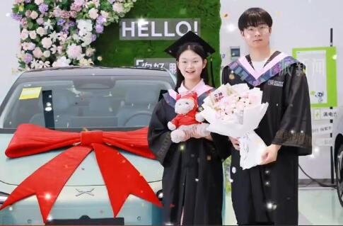 00后勤工儉學4年畢業買小鵬汽車送女友 何小鵬送祝福