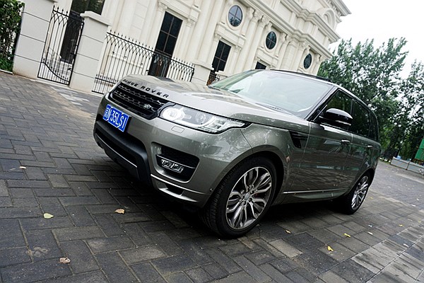 紳士也瘋狂 試駕路虎攬勝運動版