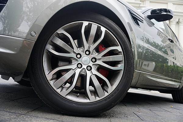 紳士也瘋狂 試駕路虎攬勝運動版